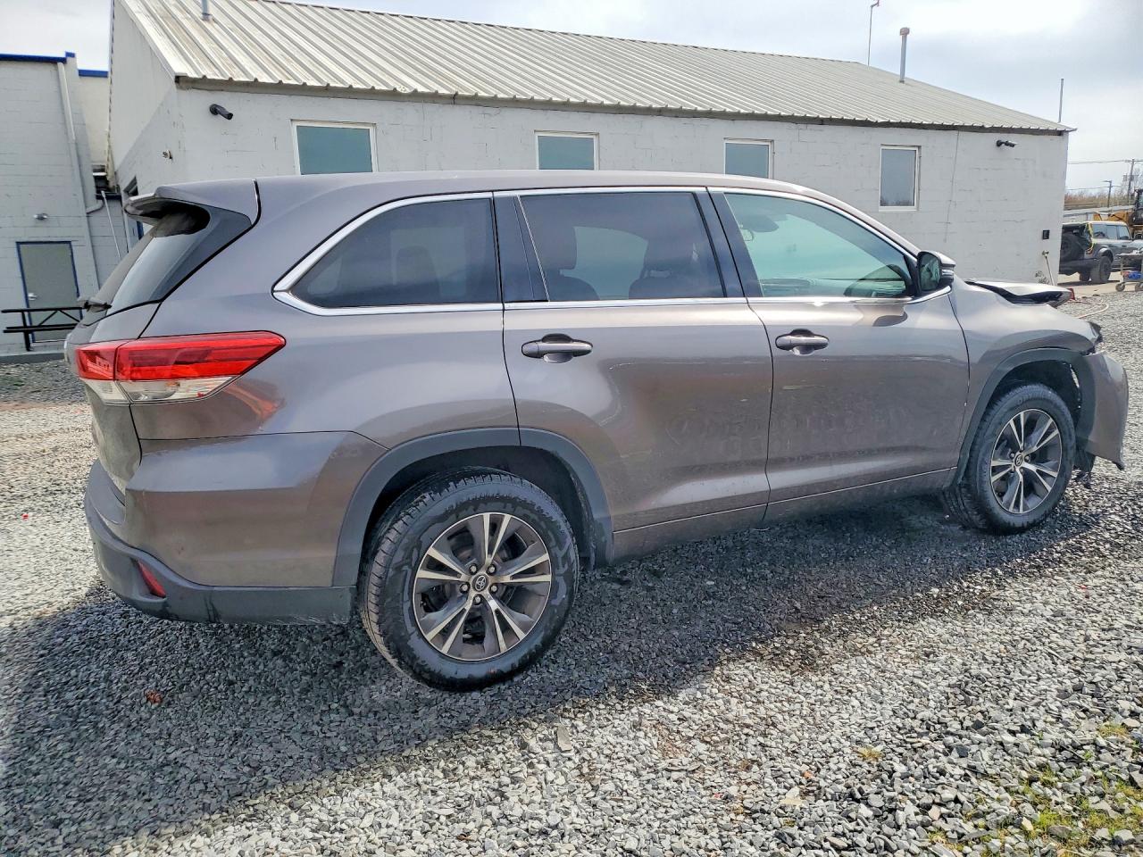 2017 TOYOTA HIGHLANDER LE — снимка 3
