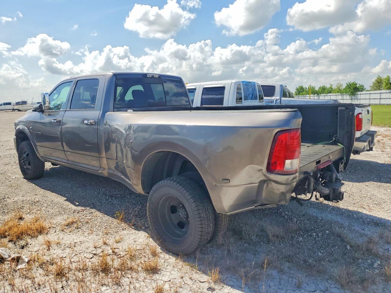 2017 RAM 3500 LARAMIE — снимка 2