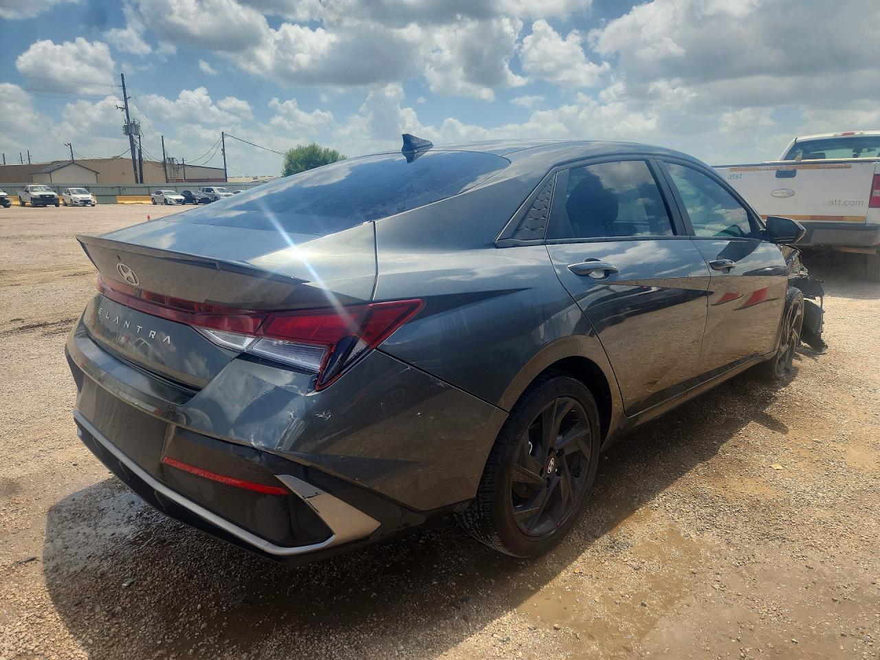2026 HYUNDAI ELANTRA SEL SPORT — снимка 3