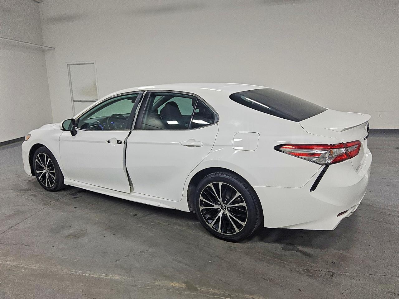 2018 TOYOTA CAMRY SE — снимка 2