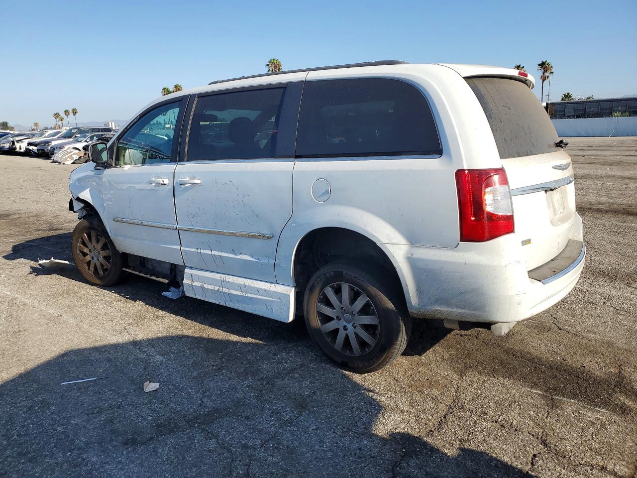 2015 CHRYSLER TOWN & COUNTRY TOURING — снимка 2
