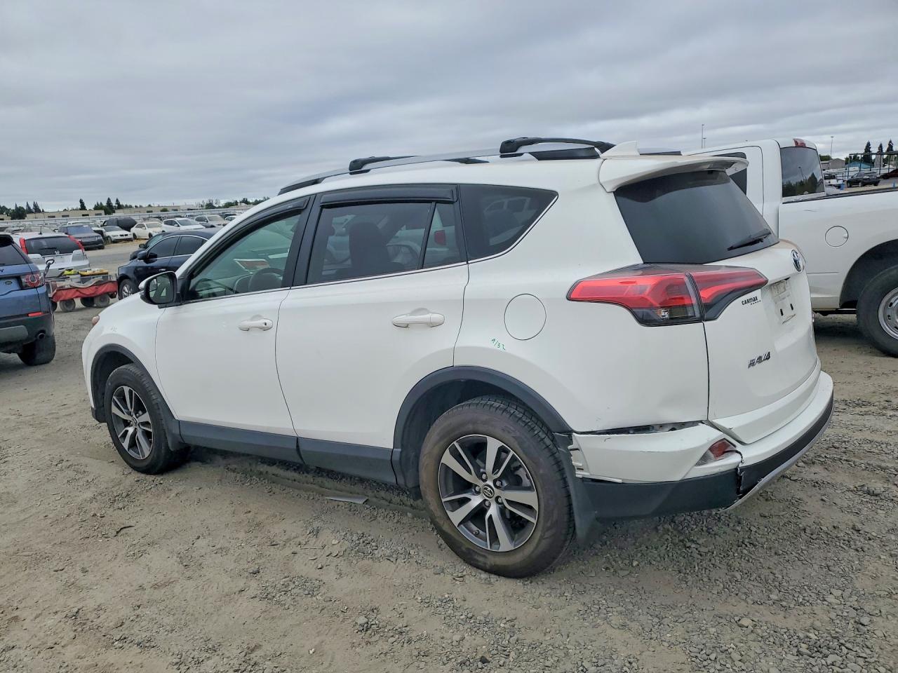 2017 TOYOTA RAV4 XLE — снимка 2