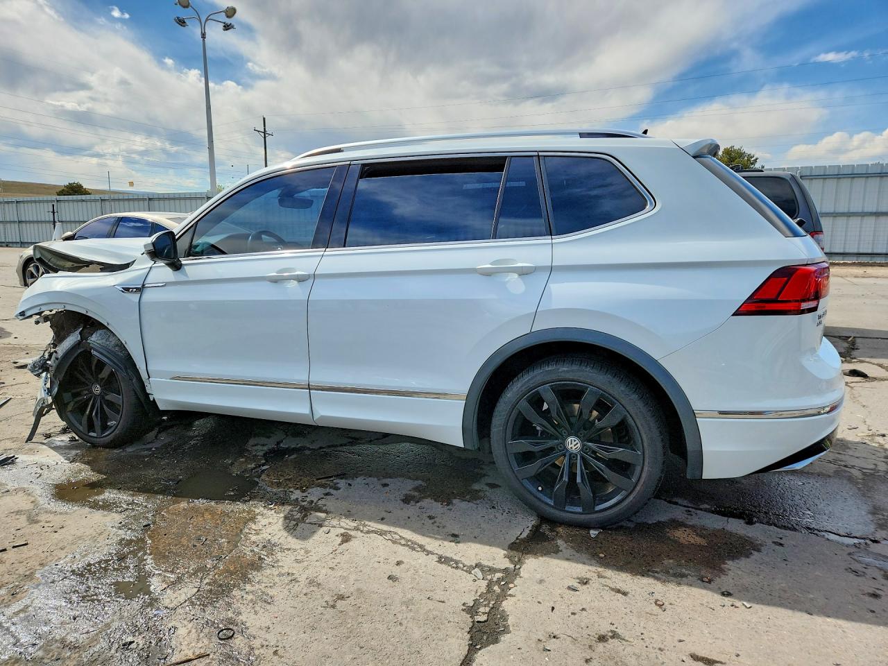 2020 VOLKSWAGEN TIGUAN SEL PREMIUM R-LINE — снимка 2