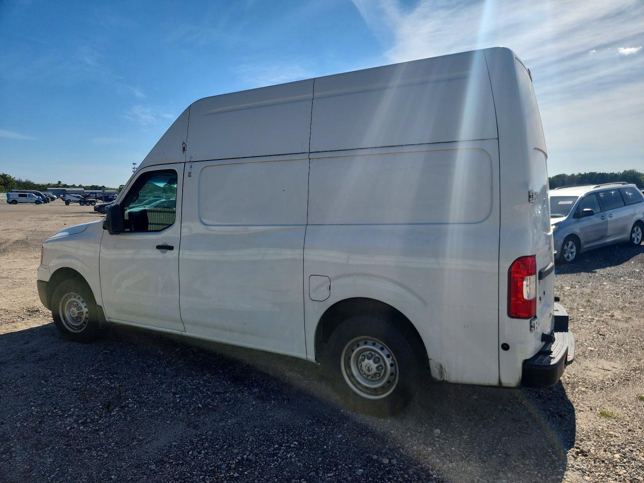2021 NISSAN NV 2500 HD S — снимка 2