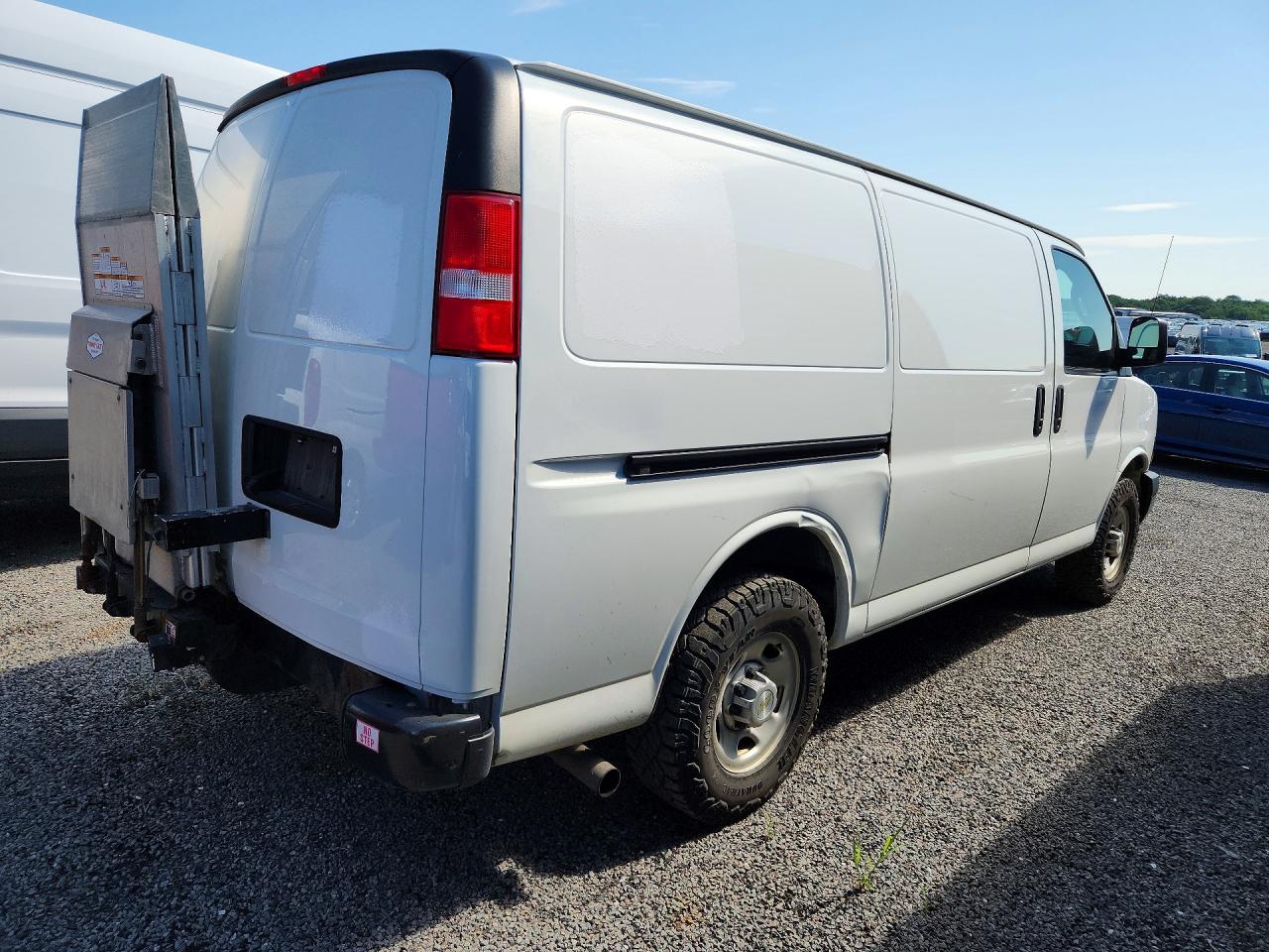 2022 CHEVROLET EXPRESS G3500 — снимка 3