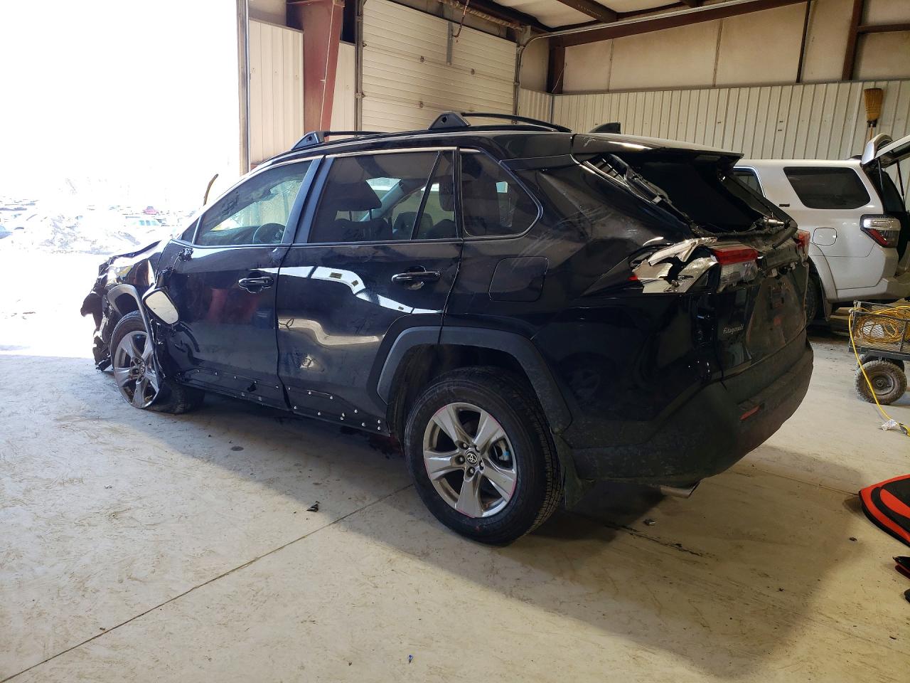 2025 TOYOTA RAV4 XLE — снимка 2