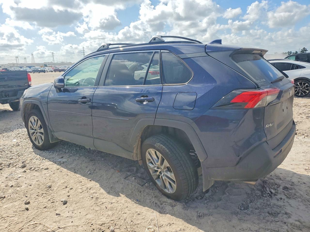 2023 TOYOTA RAV4 XLE PREMIUM — снимка 2