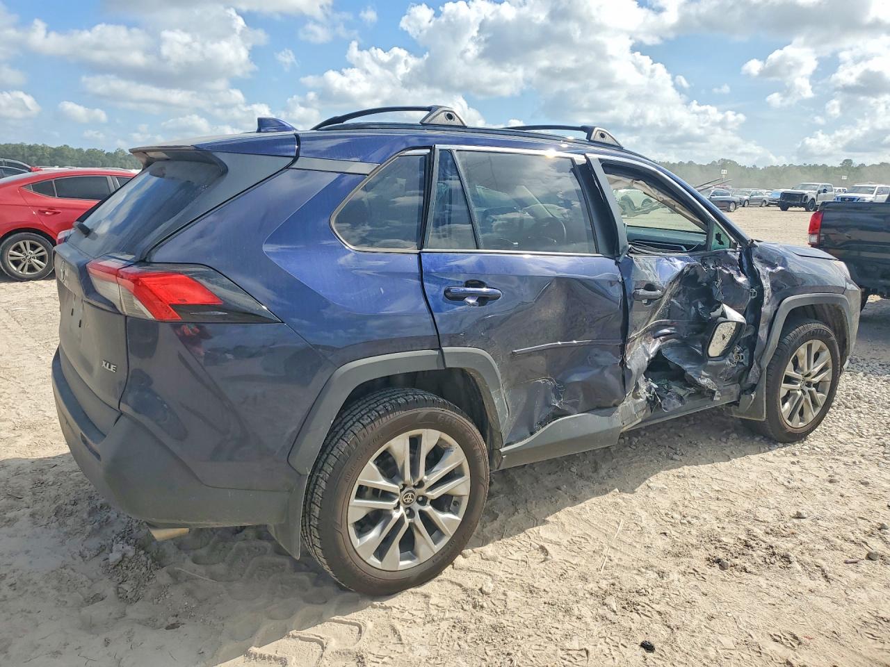 2023 TOYOTA RAV4 XLE PREMIUM — снимка 3