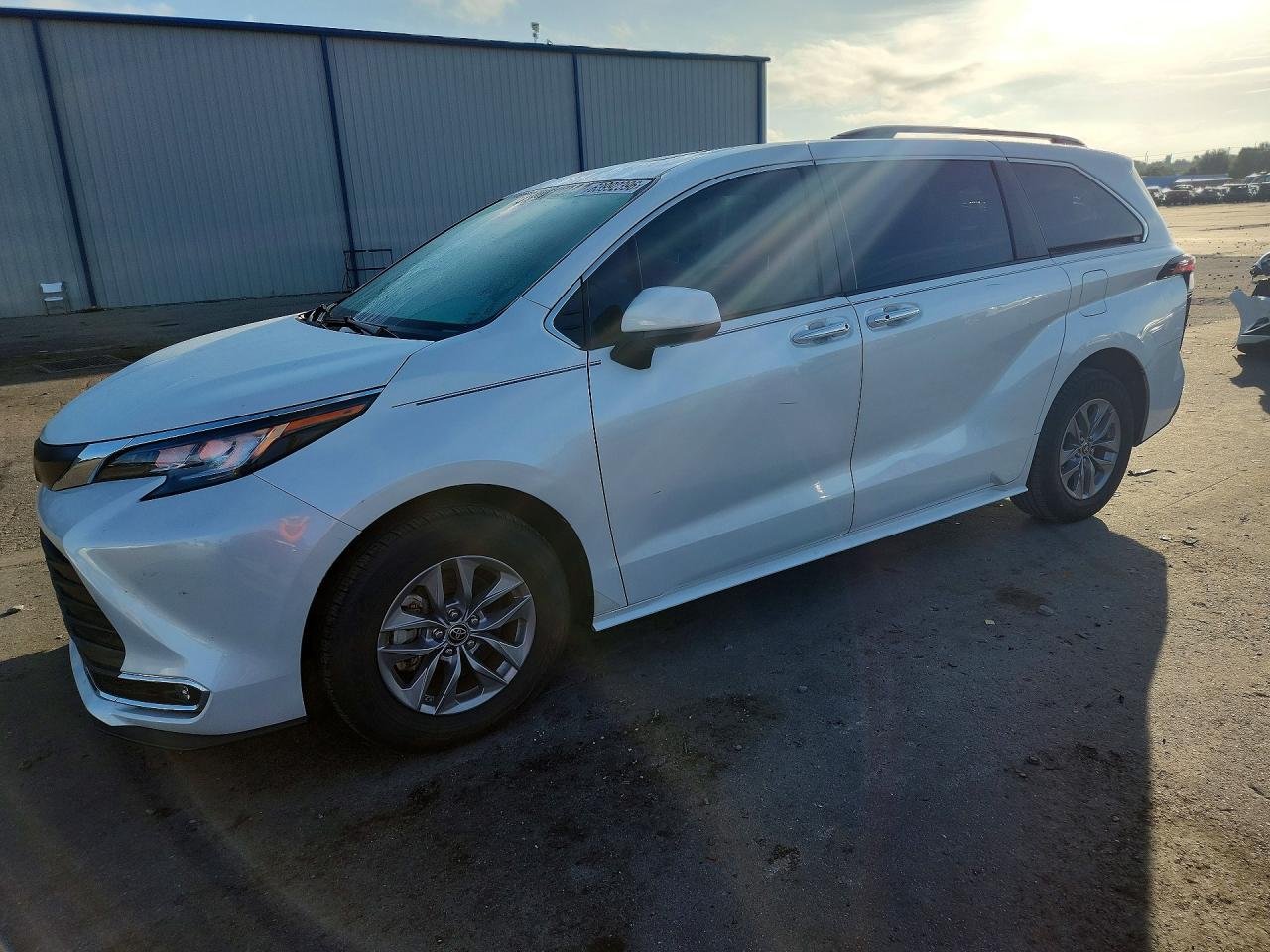2022 TOYOTA SIENNA XLE