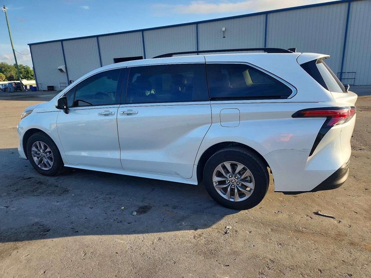 2022 TOYOTA SIENNA XLE — снимка 2