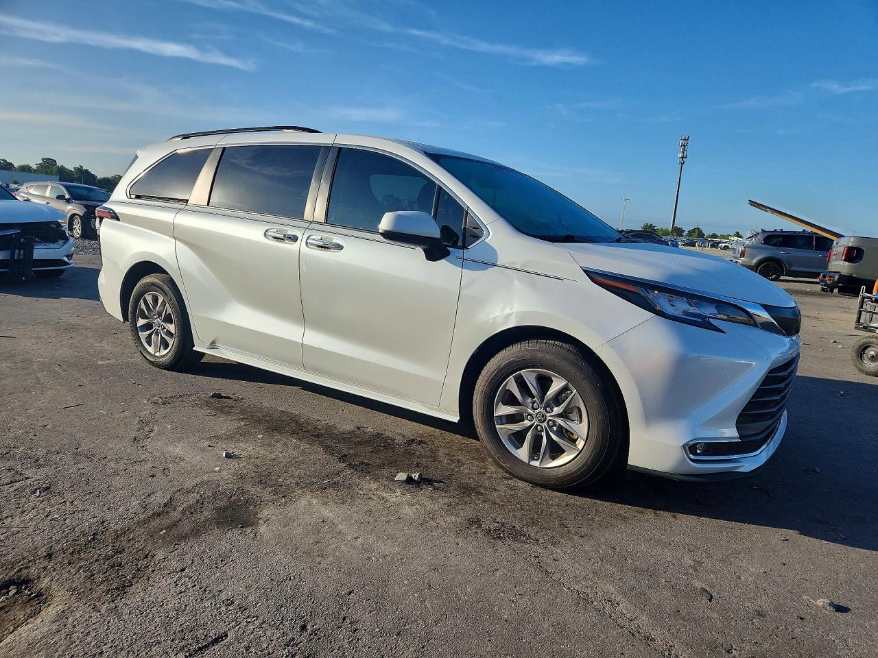 2022 TOYOTA SIENNA XLE — снимка 4