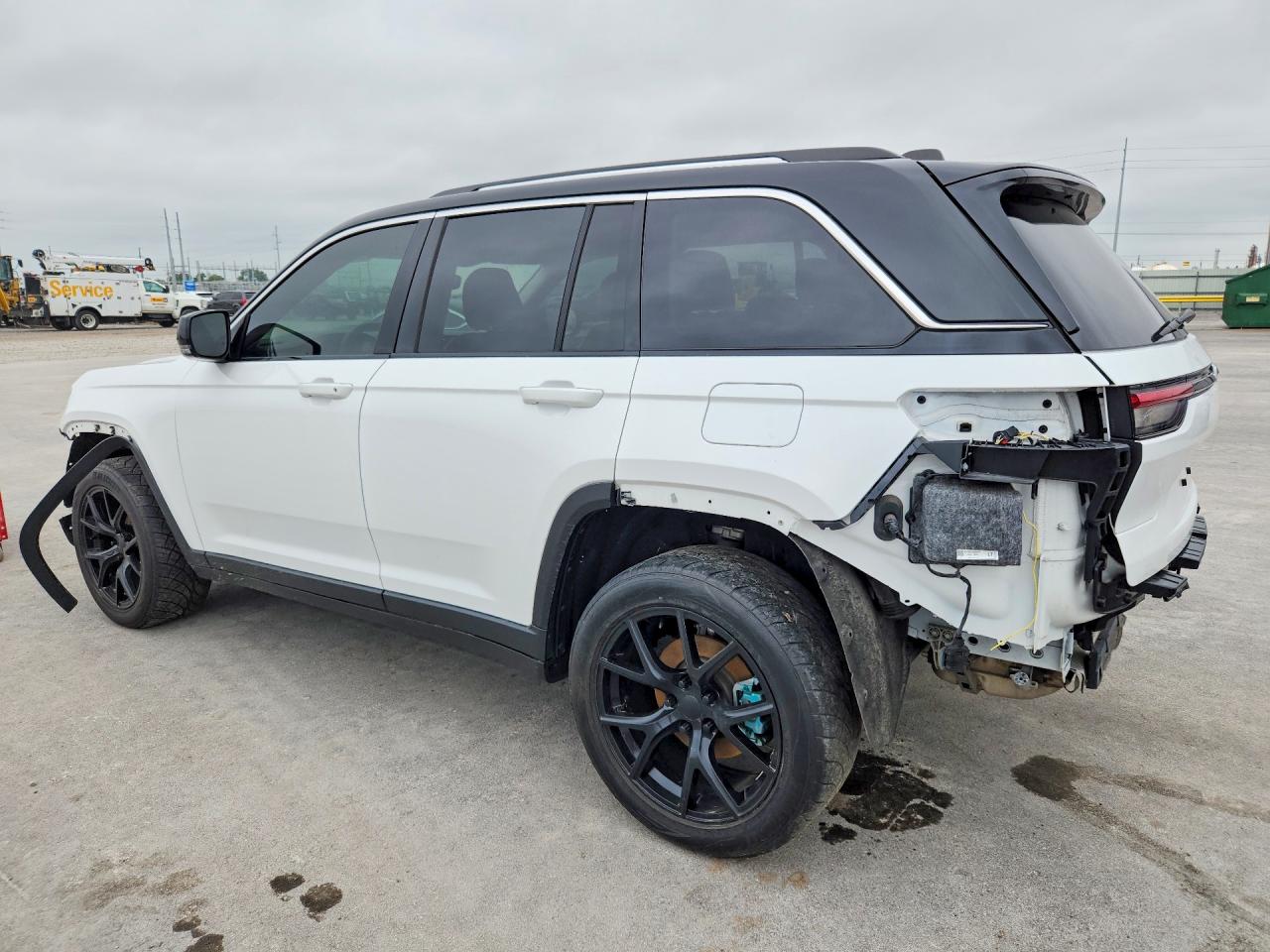 2023 JEEP GRAND CHEROKEE LIMITED — снимка 2
