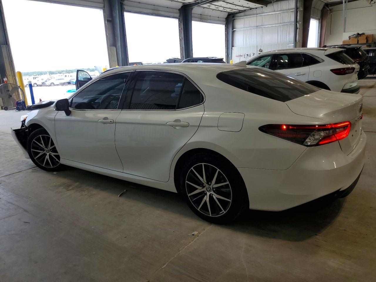 2022 TOYOTA CAMRY XLE — снимка 2