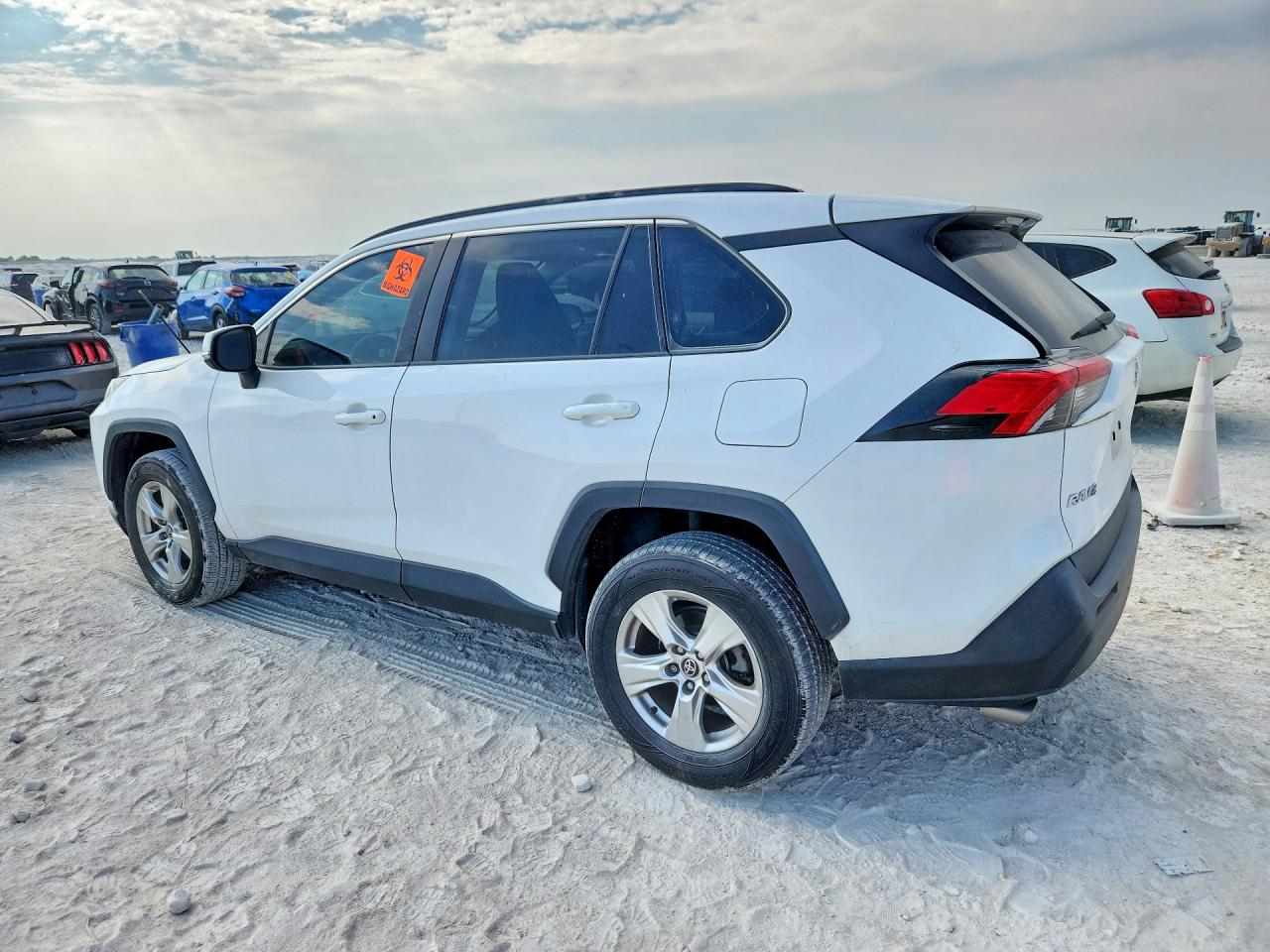 2021 TOYOTA RAV4 XLE — снимка 2