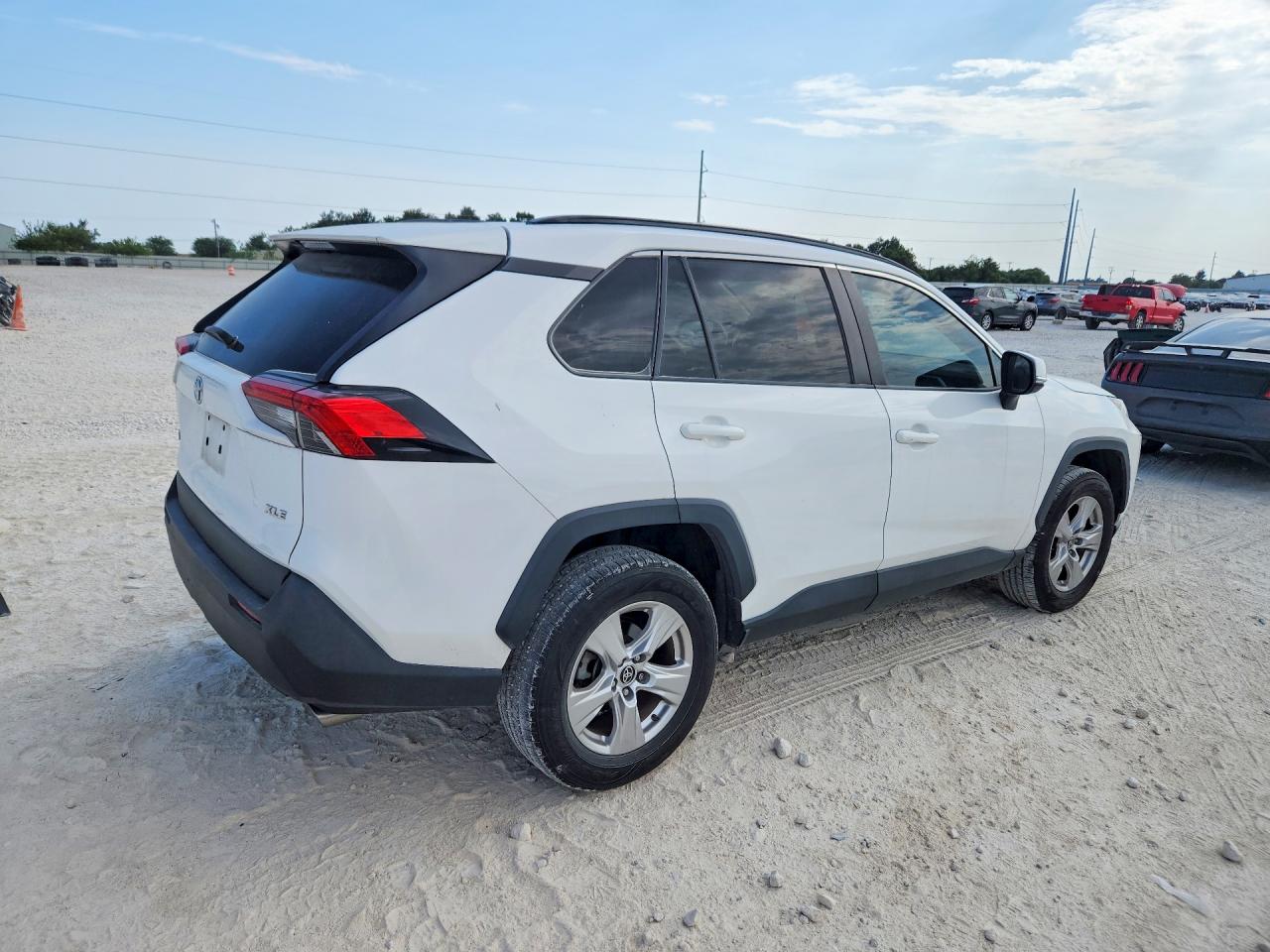 2021 TOYOTA RAV4 XLE — снимка 3