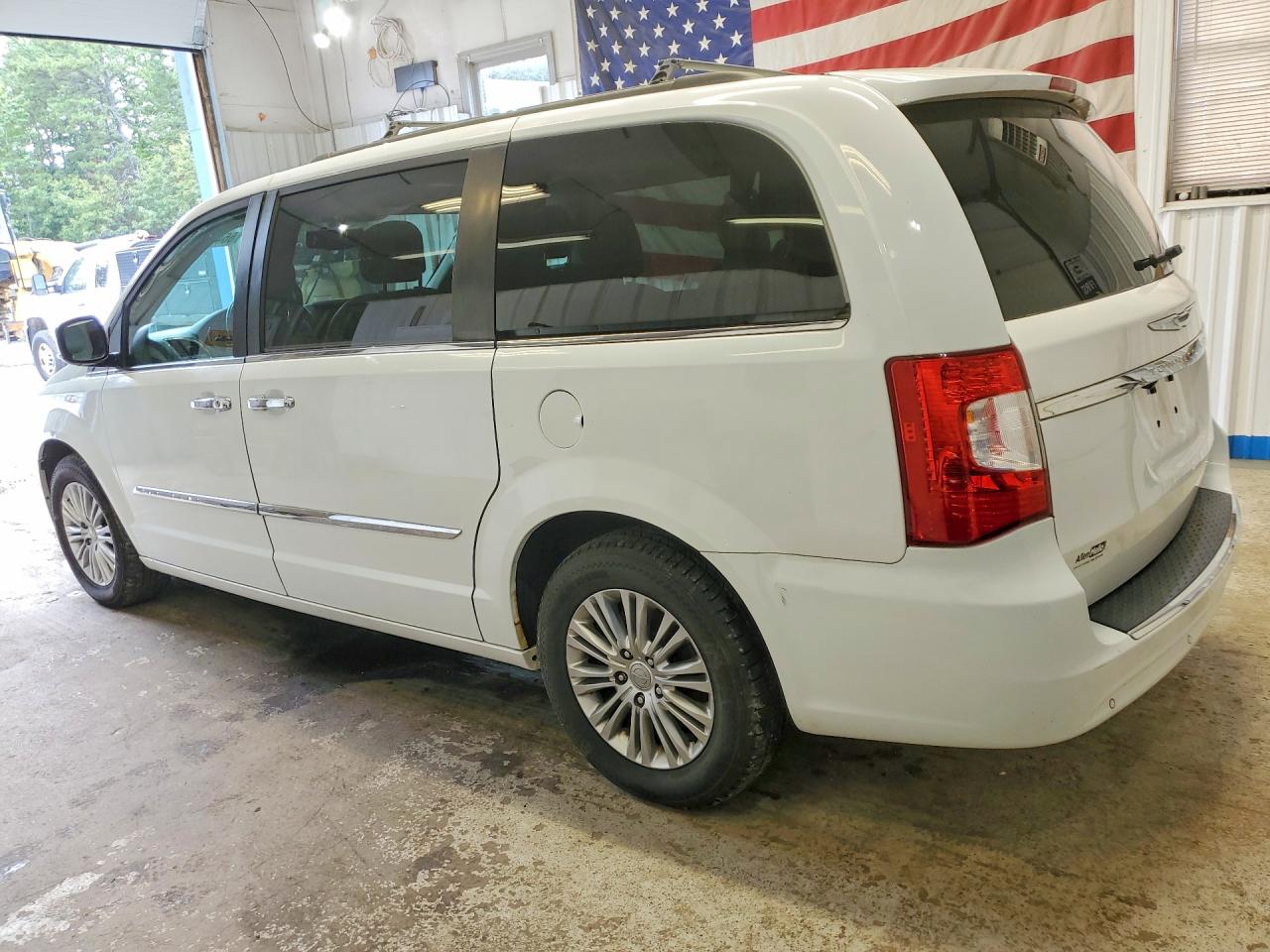 2015 CHRYSLER TOWN & COUNTRY TOURING L — снимка 2