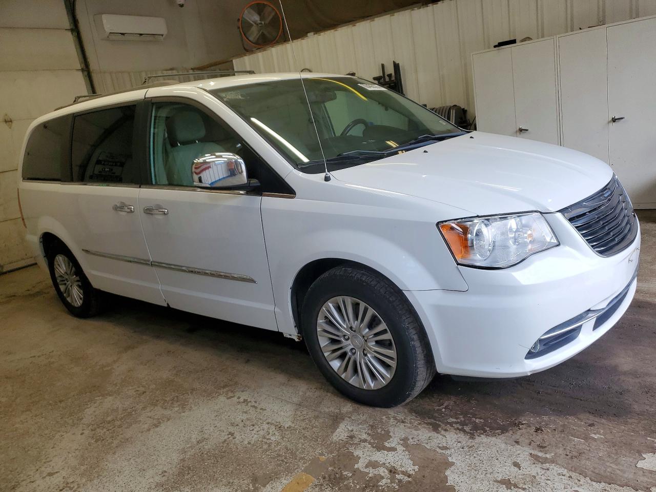 2015 CHRYSLER TOWN & COUNTRY TOURING L — снимка 4