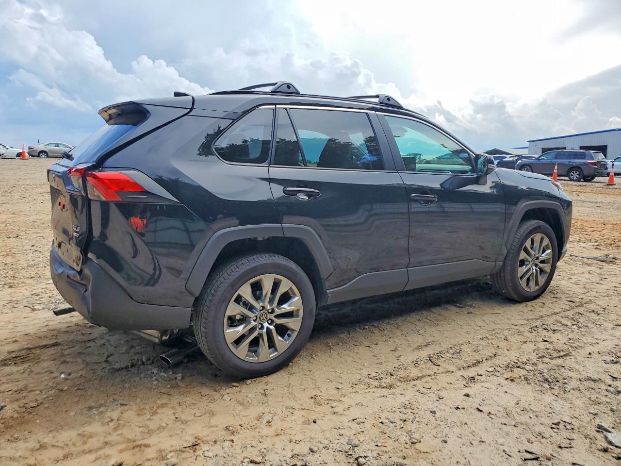 2025 TOYOTA RAV4 XLE PREMIUM — снимка 3