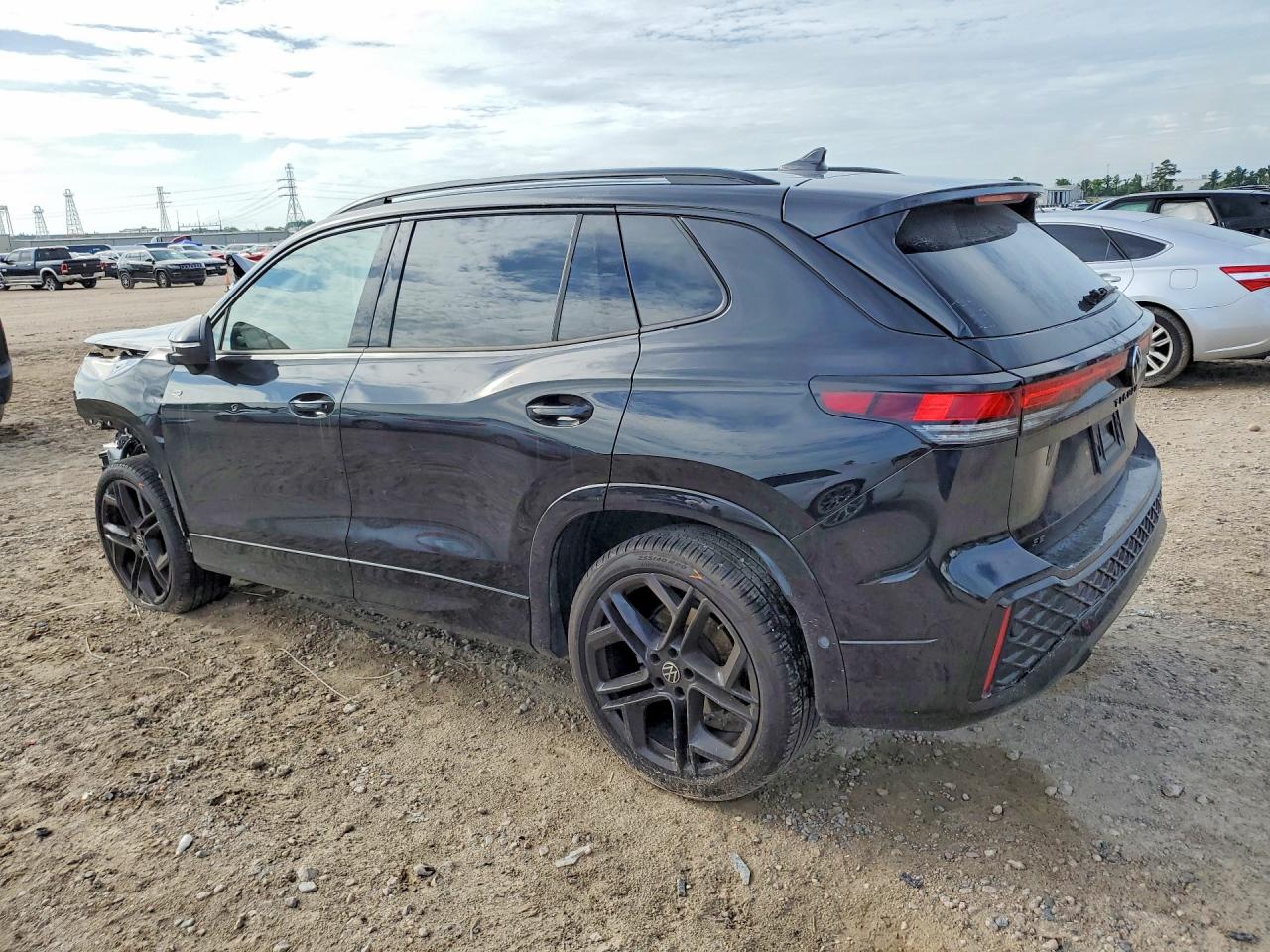 2025 VOLKSWAGEN TIGUAN SE R-LINE BLACK — снимка 2