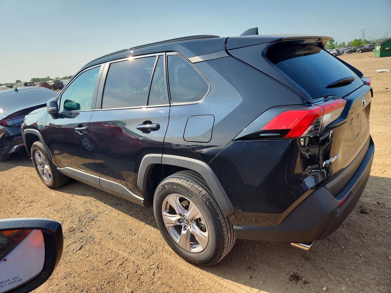 2025 TOYOTA RAV4 XLE — снимка 2