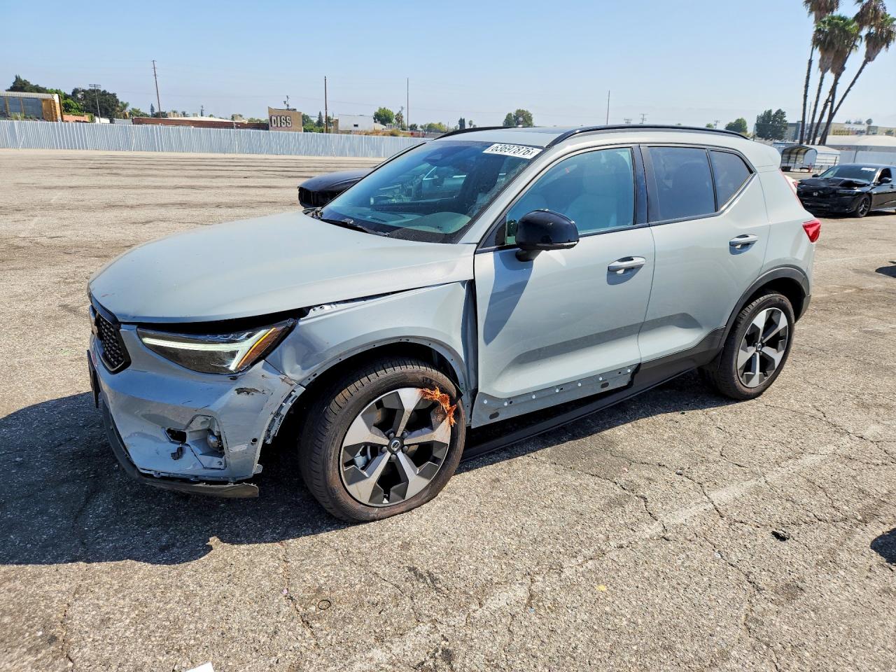2026 VOLVO XC40 PLUS