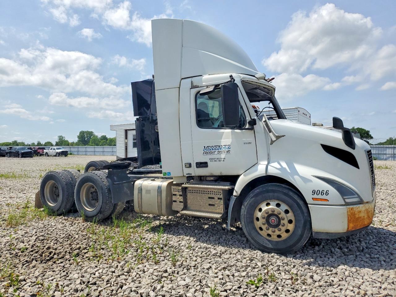 2020 VOLVO VNR