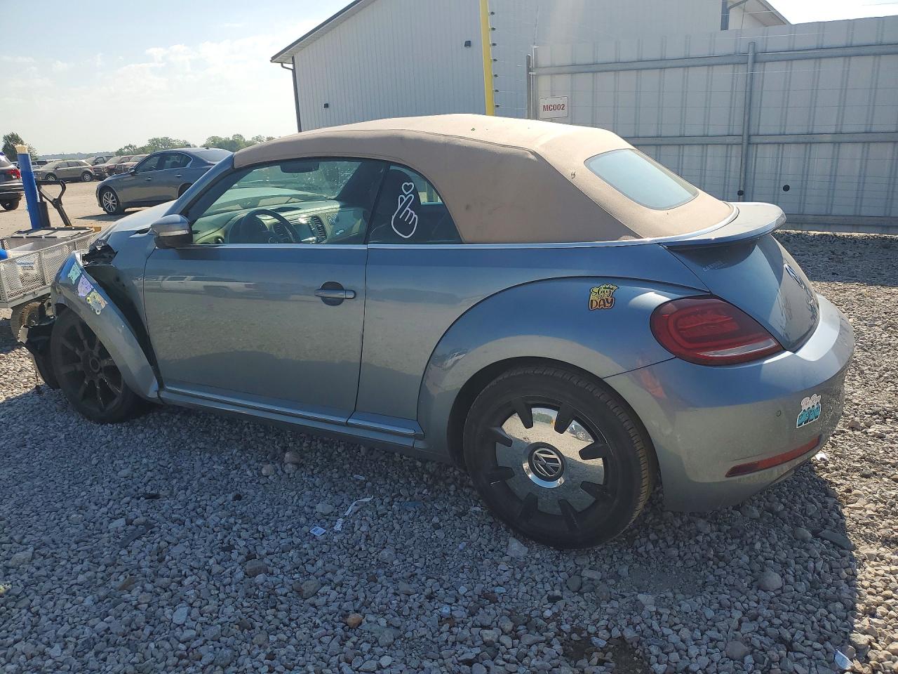 2019 VOLKSWAGEN BEETLE S — photo 2