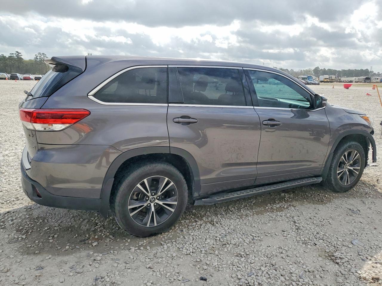 2017 TOYOTA HIGHLANDER LE — снимка 3