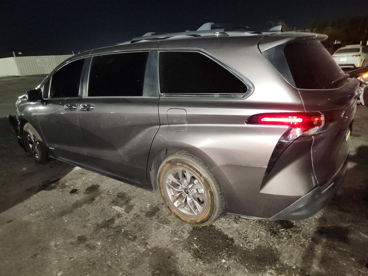 2025 TOYOTA SIENNA XLE — снимка 2