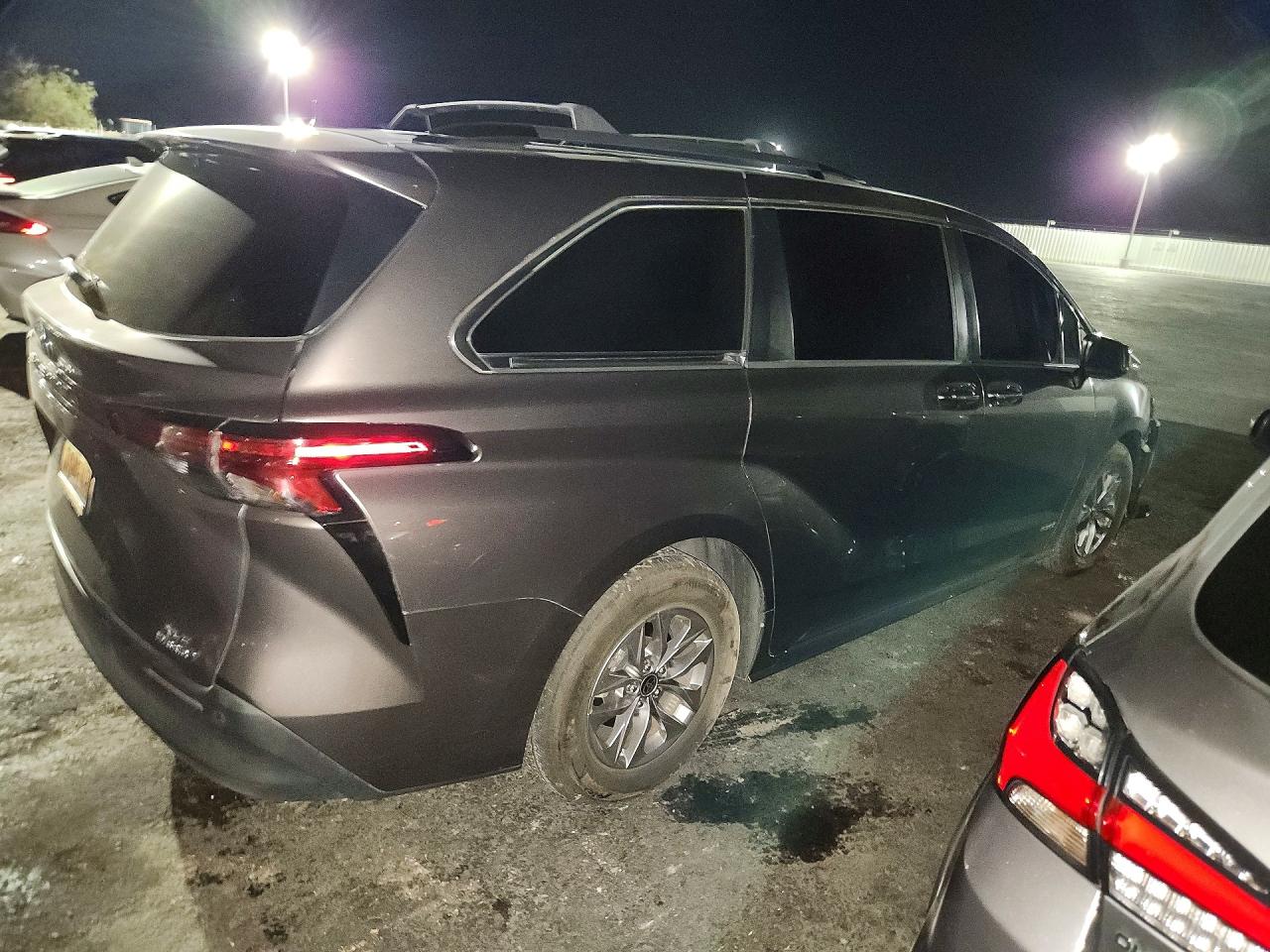 2025 TOYOTA SIENNA XLE — снимка 3
