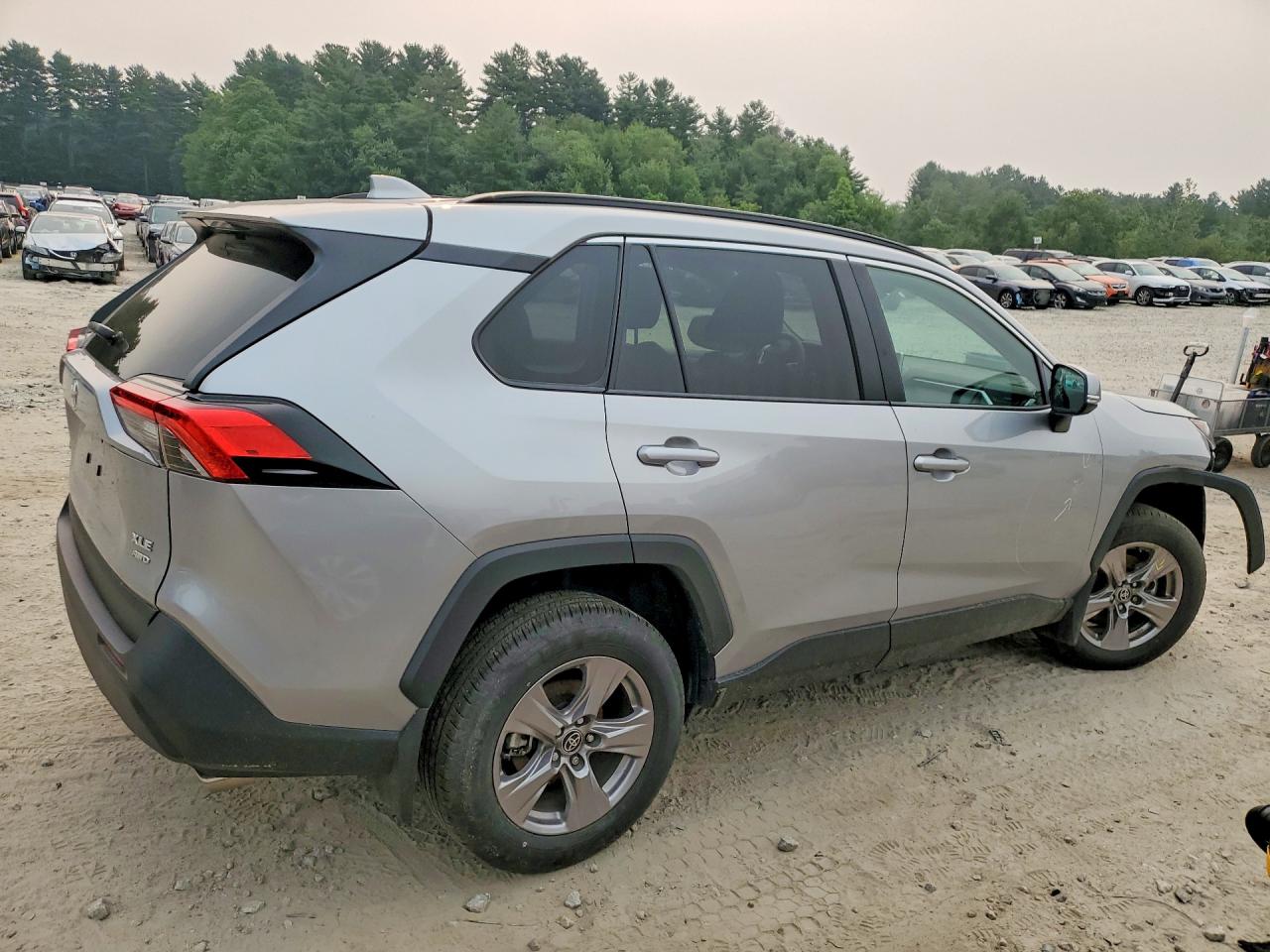 2025 TOYOTA RAV4 XLE — снимка 3