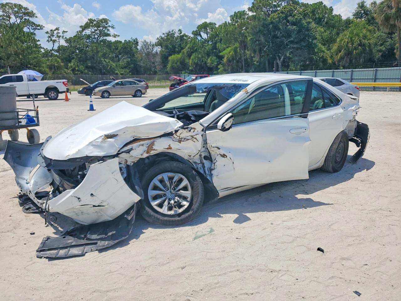 2015 TOYOTA CAMRY LE