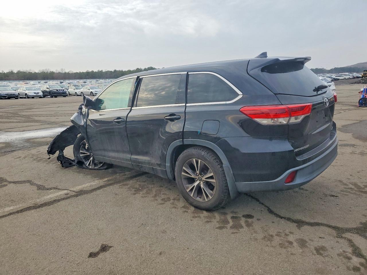 2017 TOYOTA HIGHLANDER LE — снимка 2