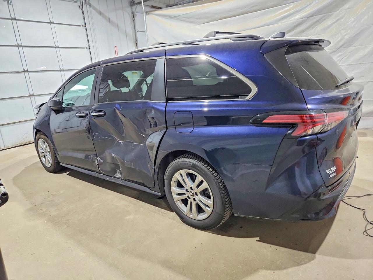 2022 TOYOTA SIENNA XSE — снимка 2