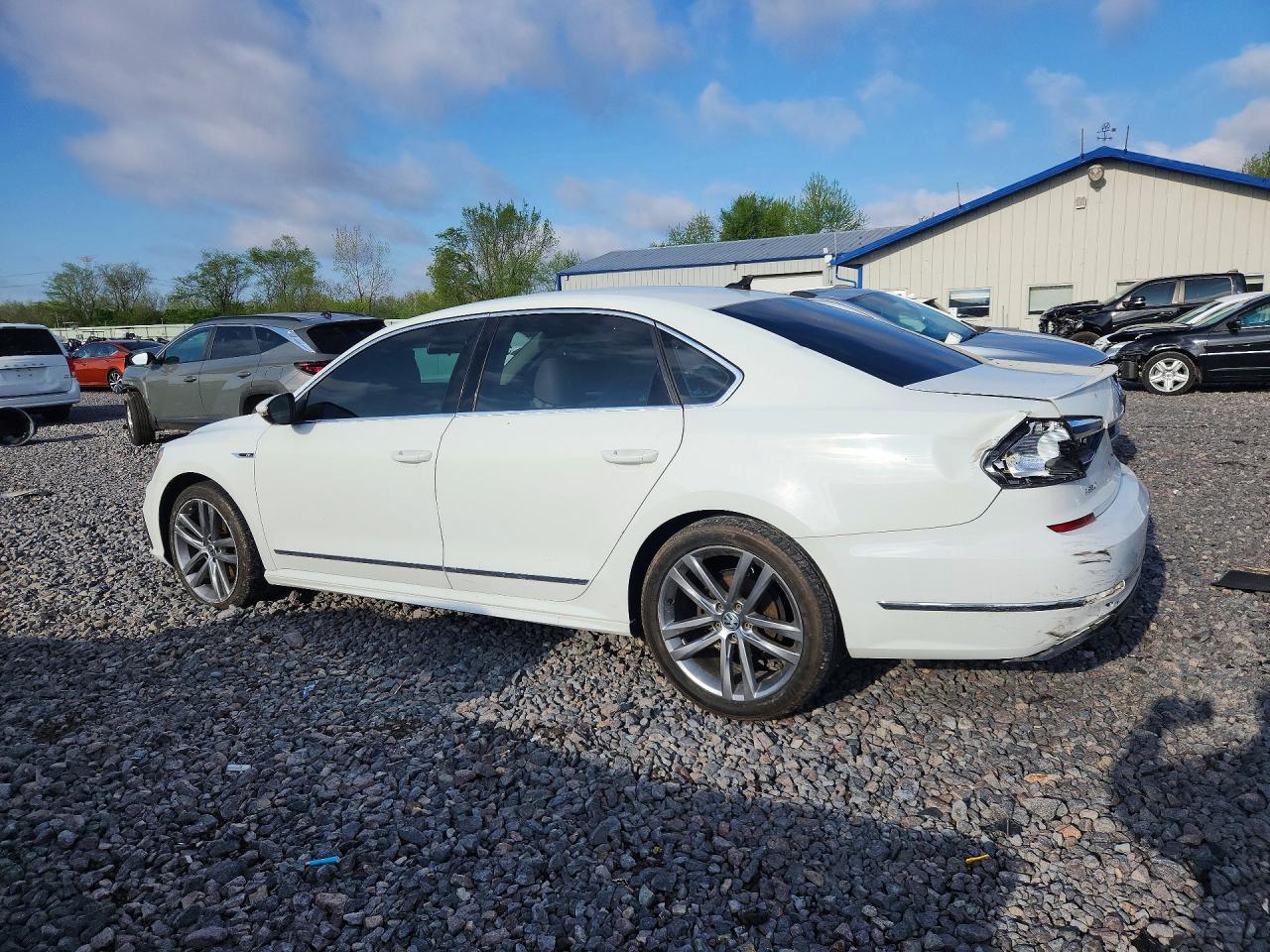 2017 VOLKSWAGEN PASSAT R-LINE — снимка 2