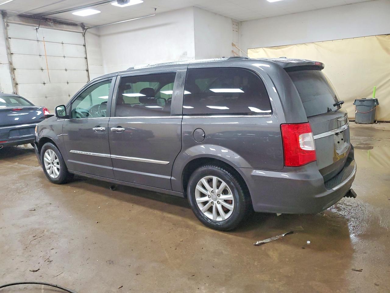 2015 CHRYSLER TOWN & COUNTRY LIMITED PLATINUM — снимка 2