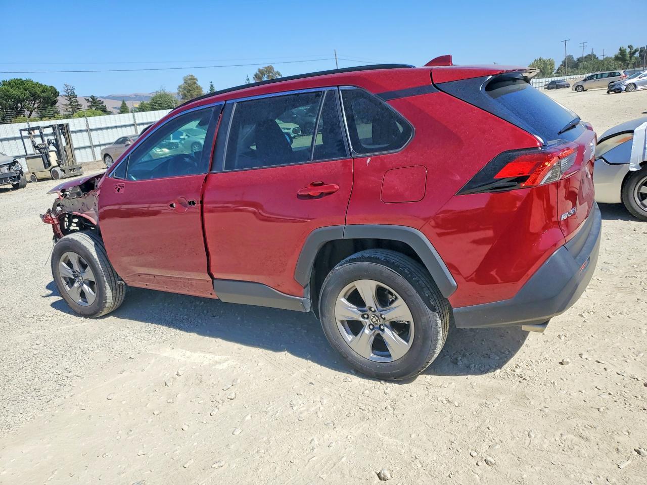 2025 TOYOTA RAV4 XLE — снимка 2
