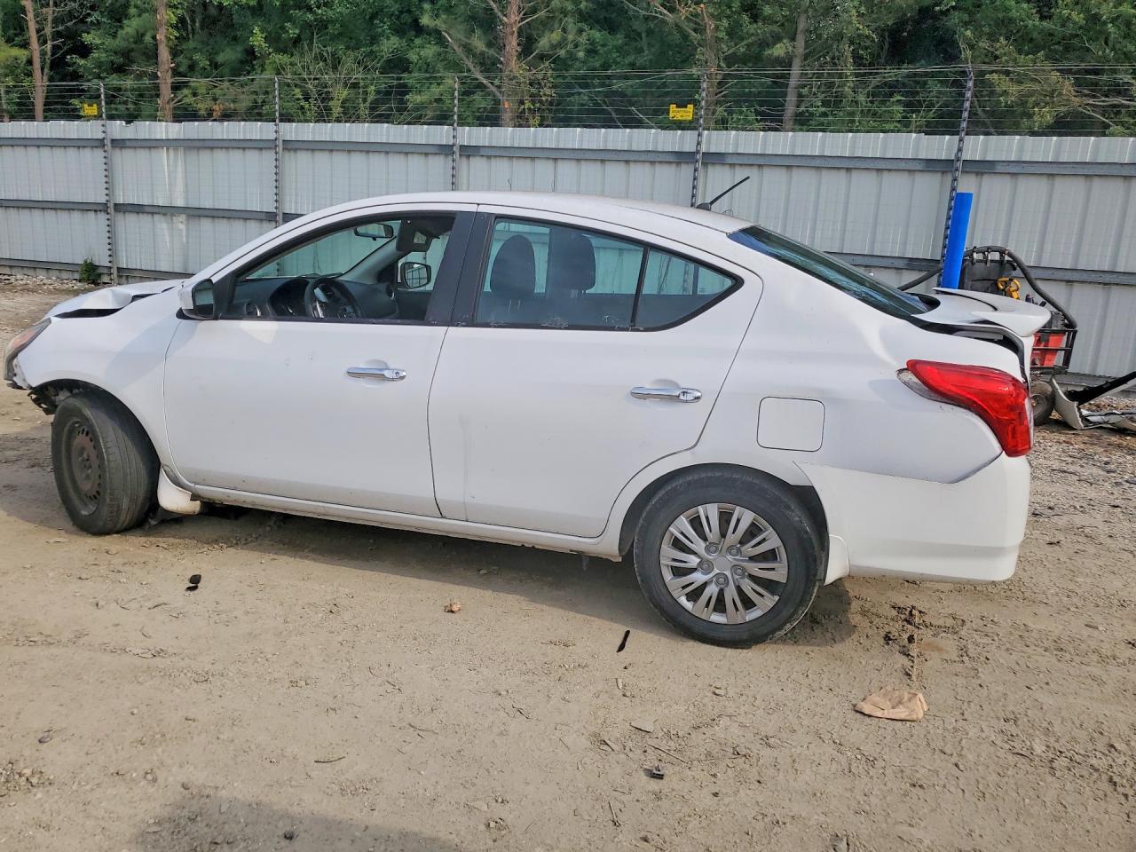 2015 NISSAN VERSA 1.6 SV — снимка 2