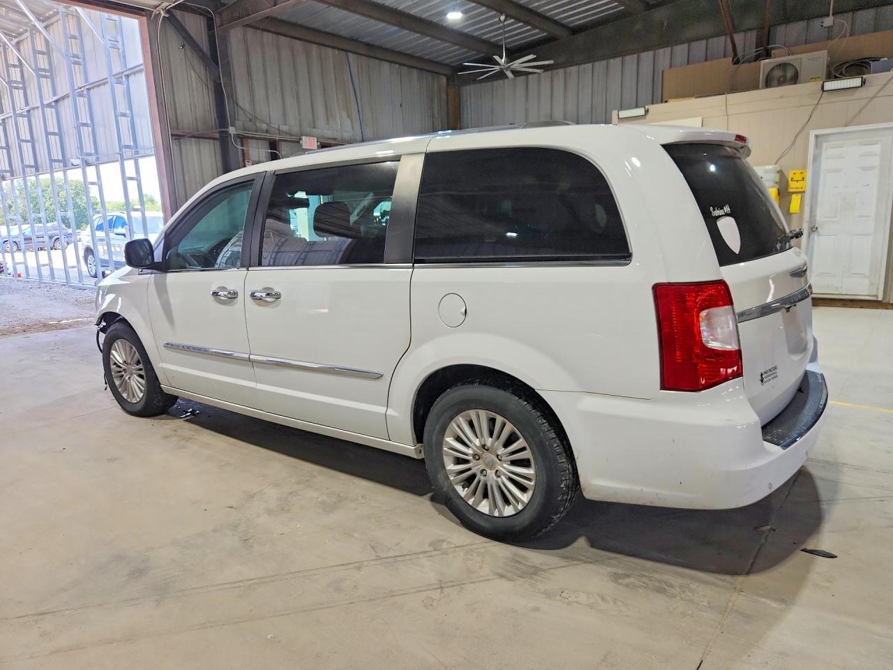 2016 CHRYSLER TOWN & COUNTRY LIMITED — снимка 2