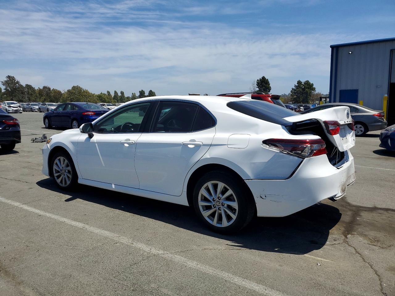 2021 TOYOTA CAMRY LE — снимка 2