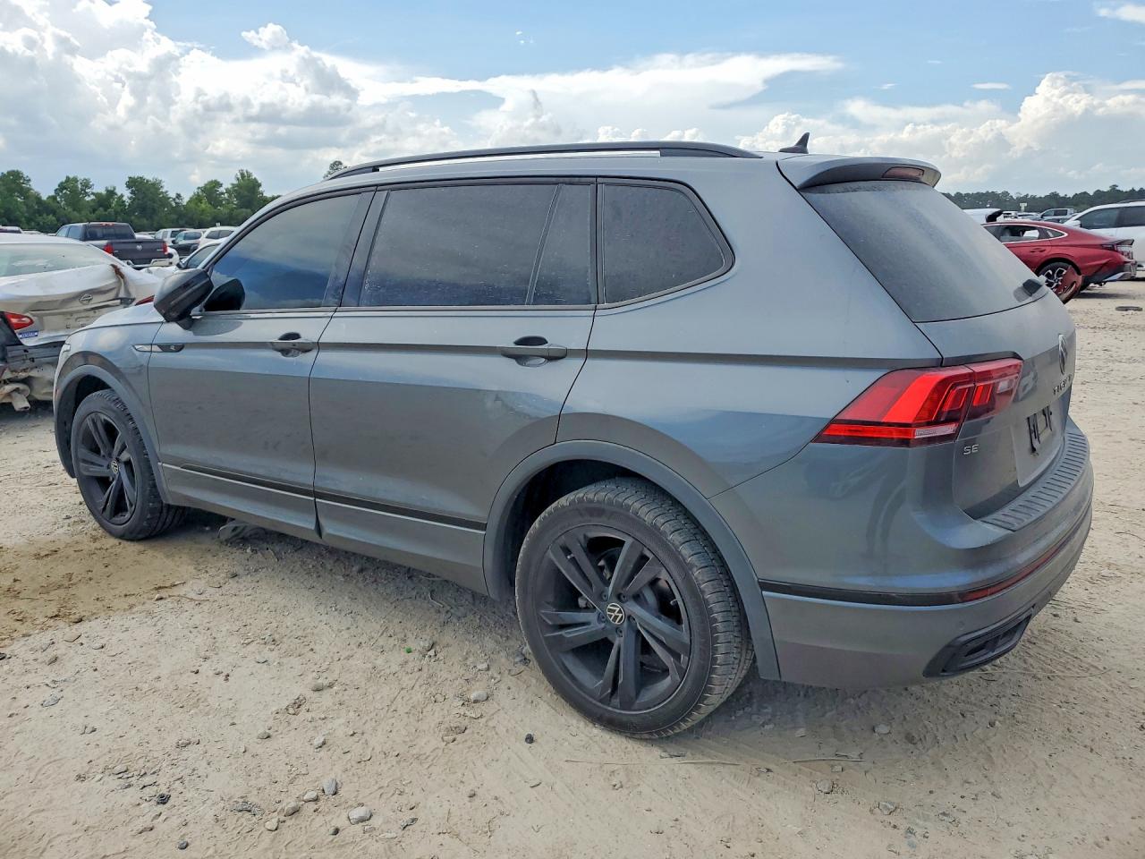 2024 VOLKSWAGEN TIGUAN SE R-LINE BLACK — снимка 2