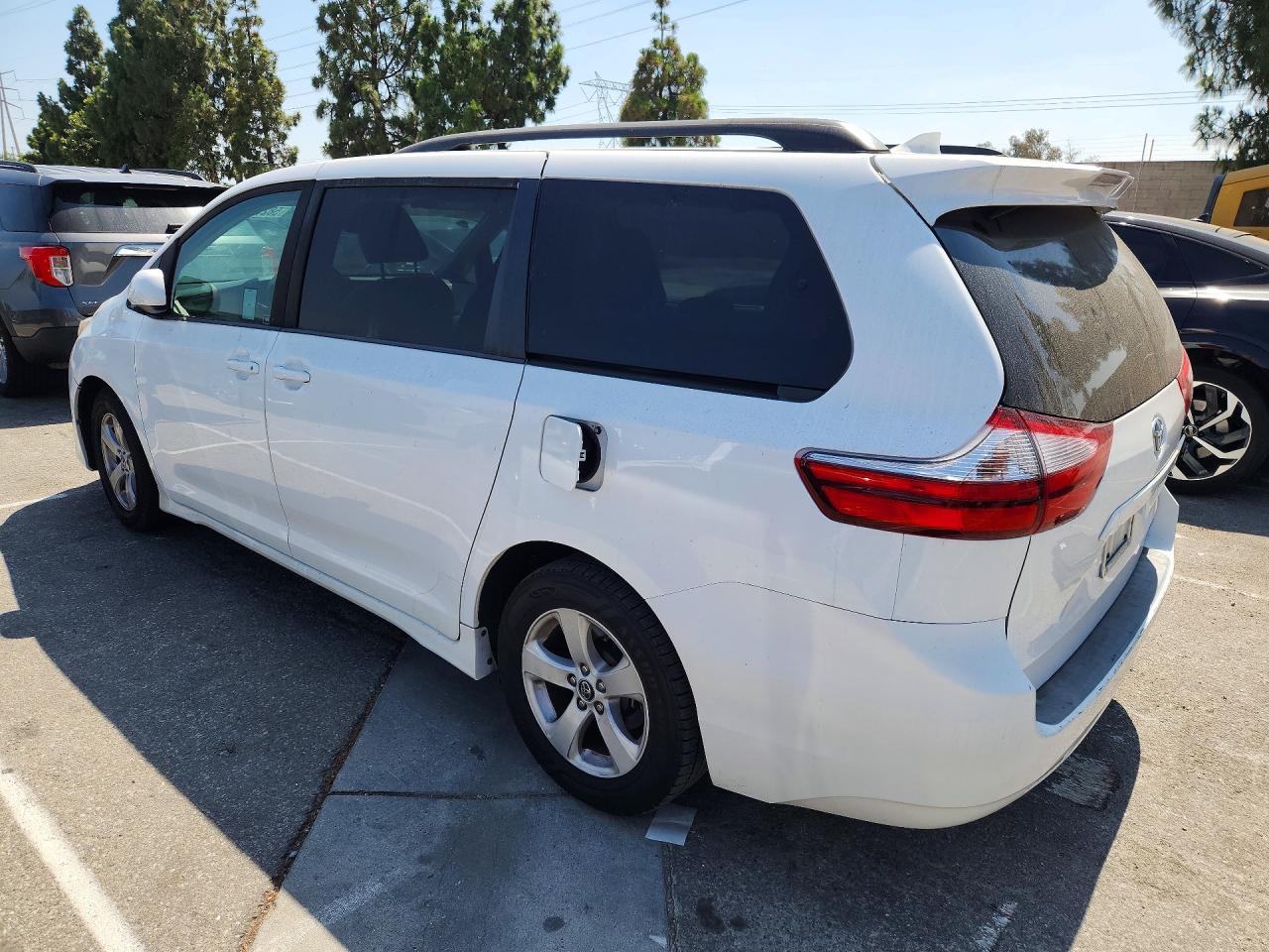2018 TOYOTA SIENNA LE — снимка 2