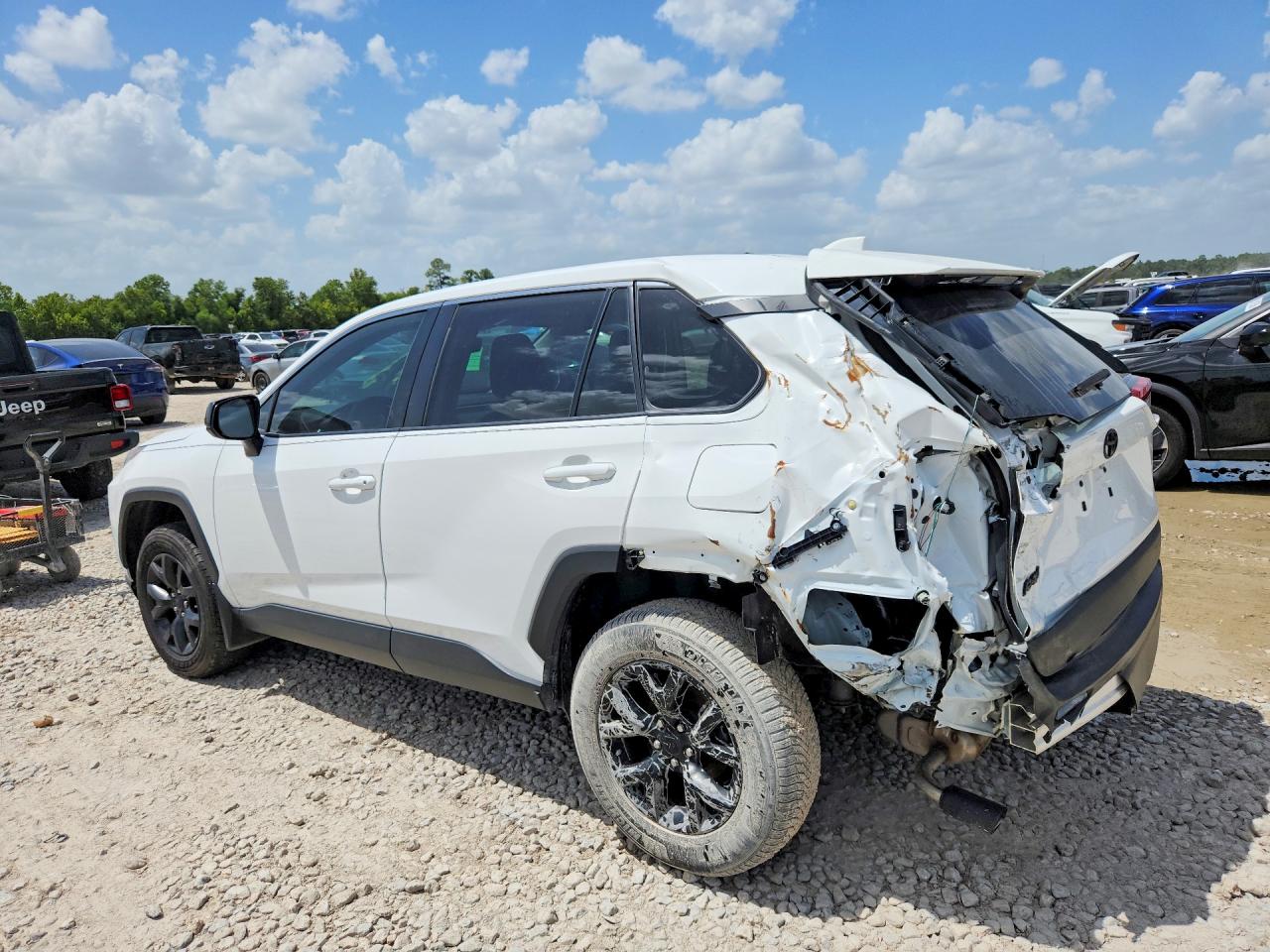 2024 TOYOTA RAV4 LE — снимка 2
