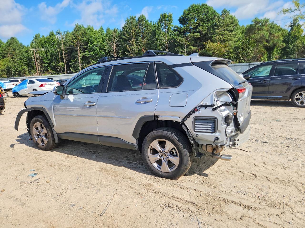 2025 TOYOTA RAV4 XLE — снимка 2