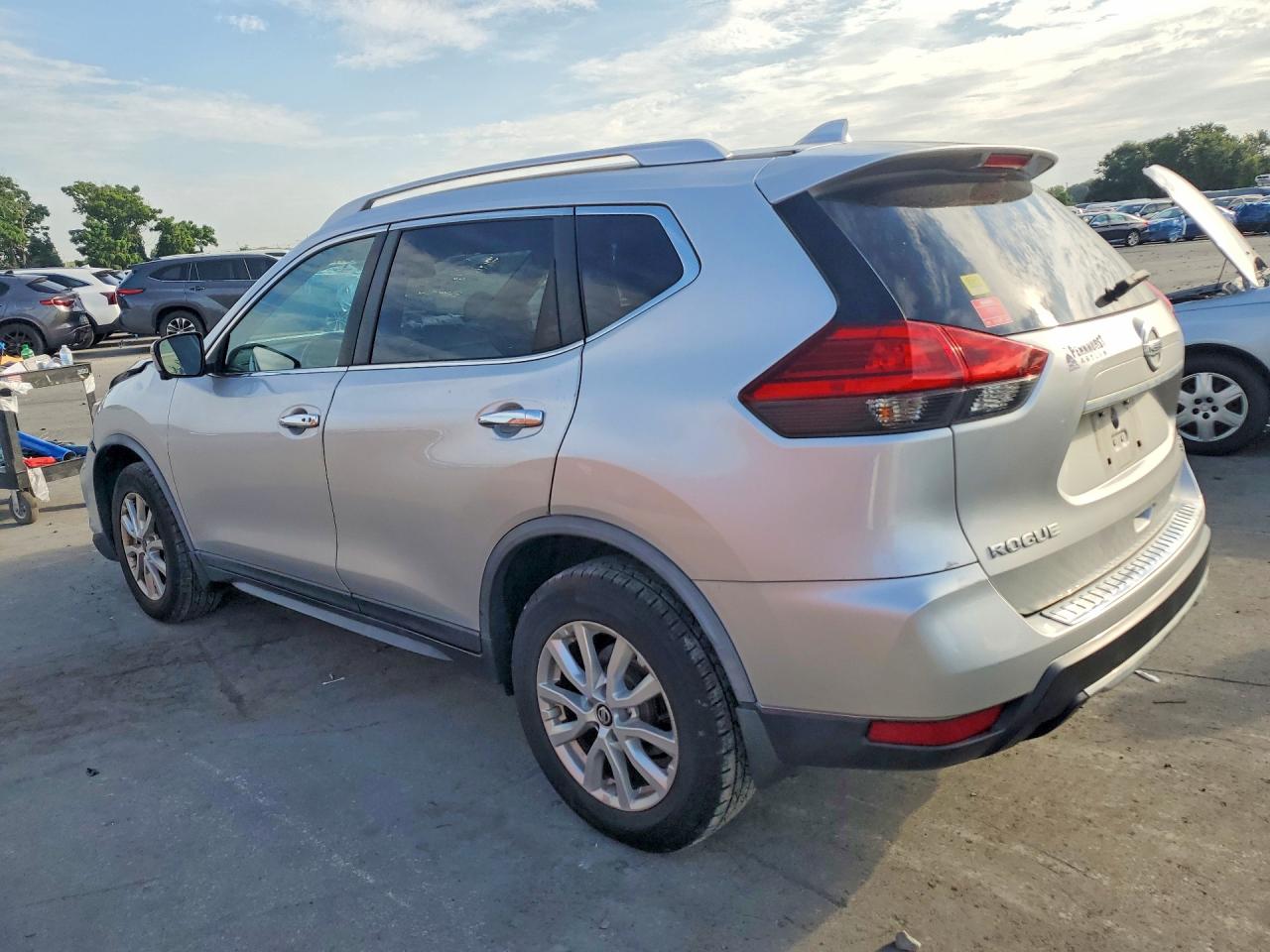 2017 NISSAN ROGUE SV — снимка 2