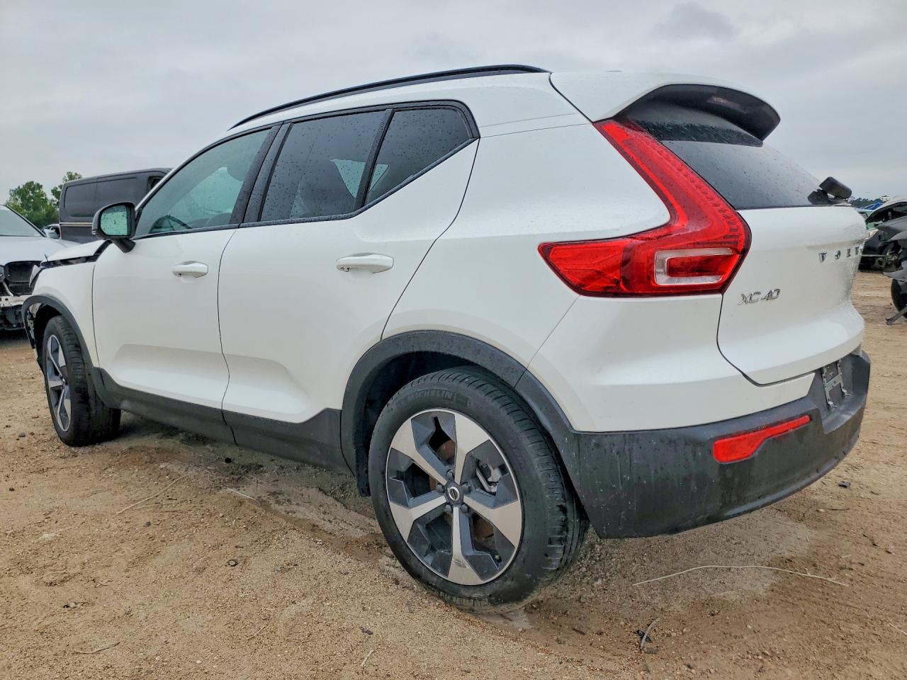 2026 VOLVO XC40 PLUS — снимка 2