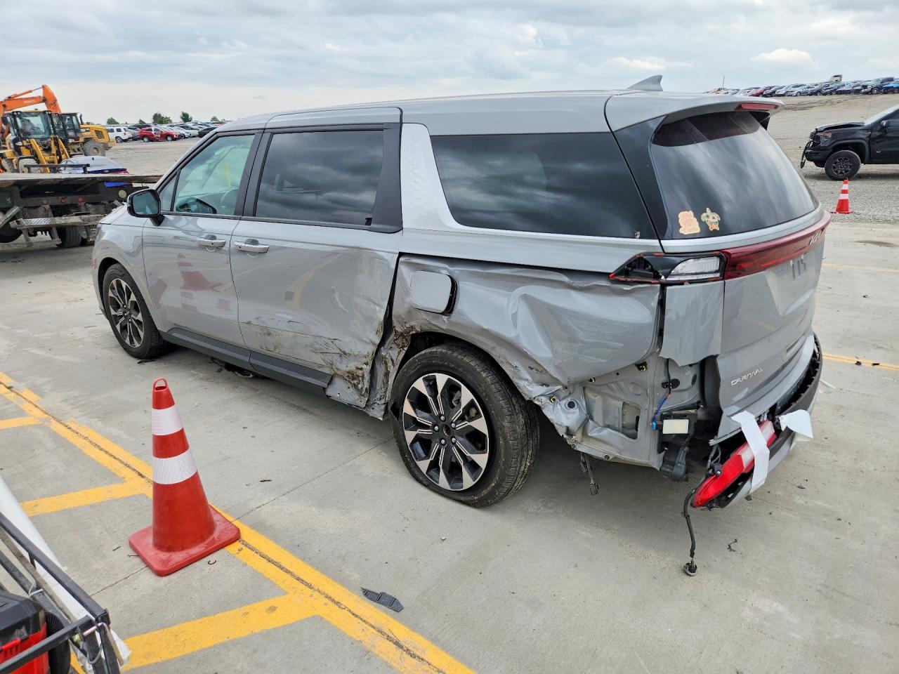 2024 KIA CARNIVAL EX — снимка 2