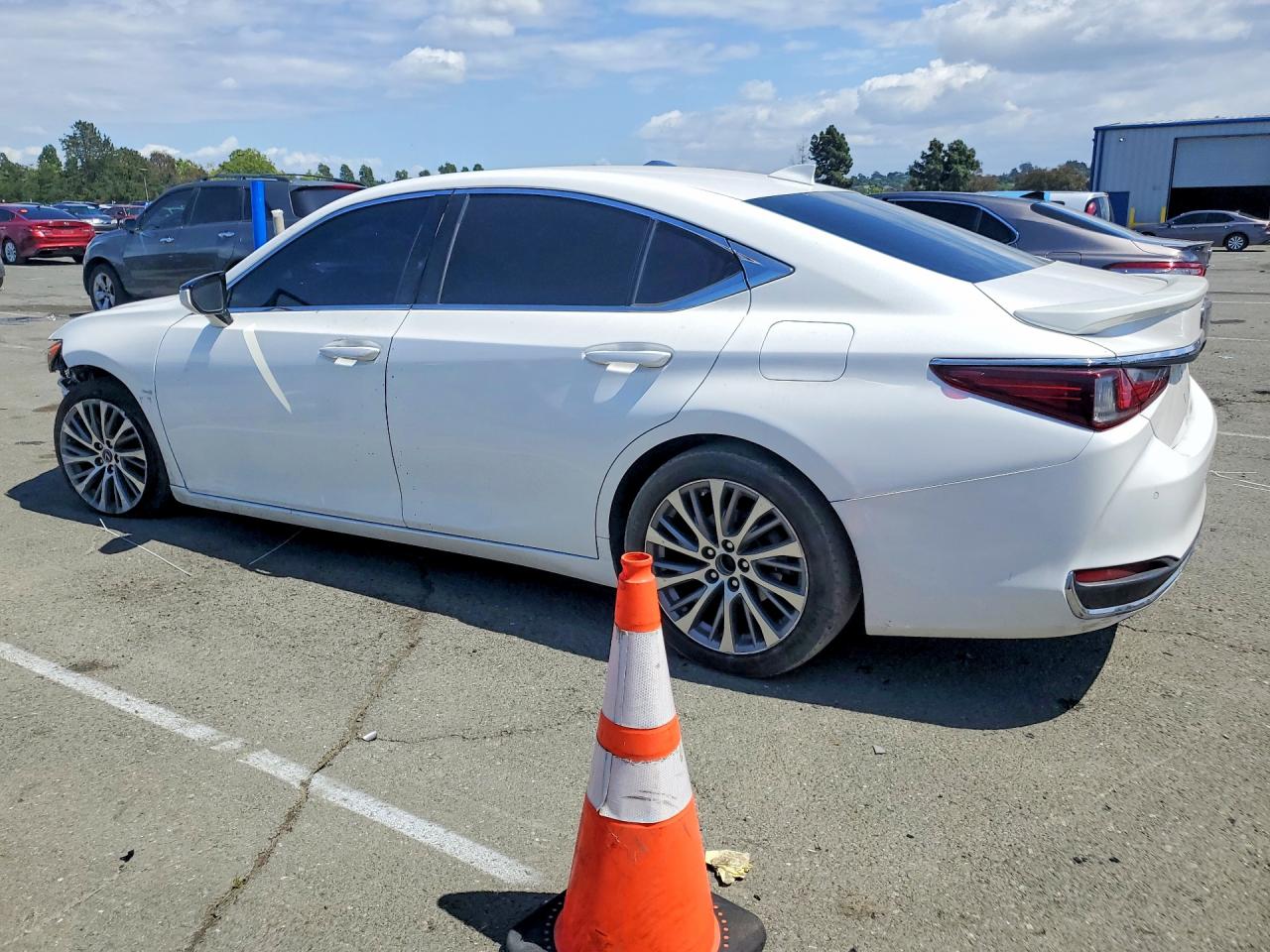 2021 LEXUS ES 300H — снимка 2