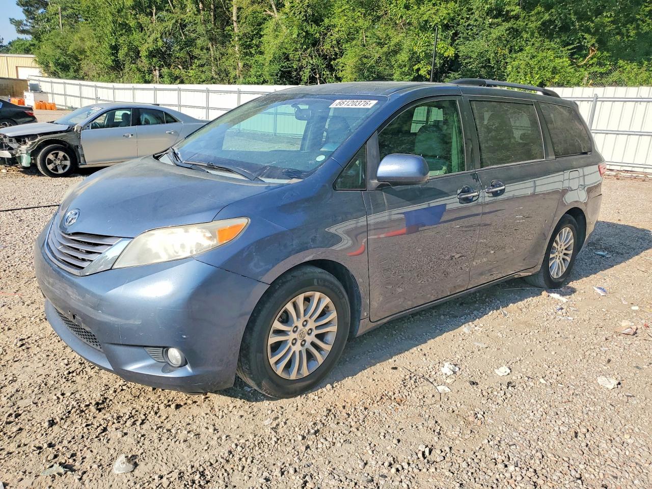 2015 TOYOTA SIENNA XLE 8-PASSENGER