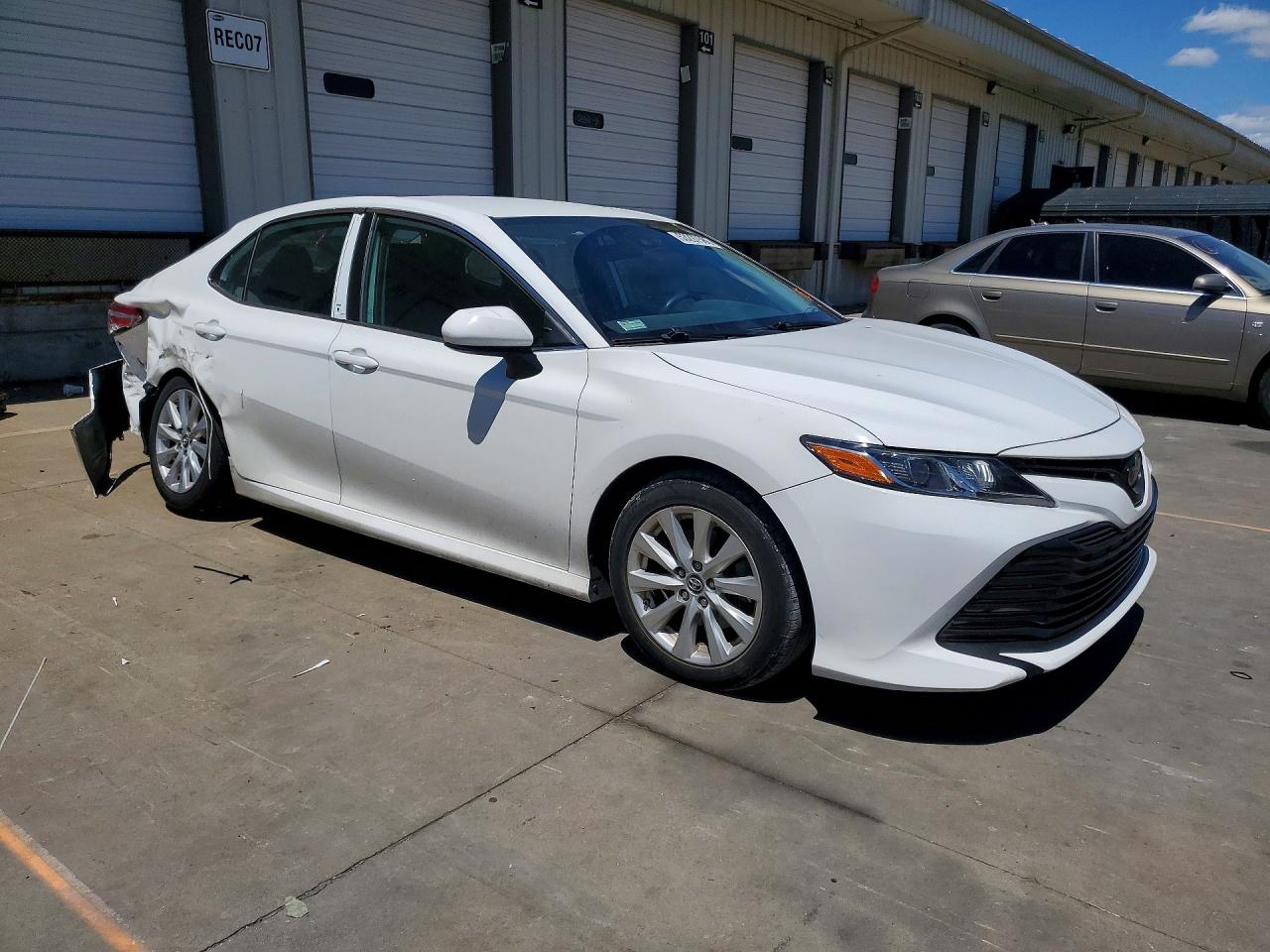 2019 TOYOTA CAMRY LE — снимка 4